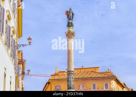 Spalte von der Unbefleckten Empfängnis (Colonna dell'Immacolata) nahe der Spanischen Treppe (Scalinata di Trinità dei Monti, Piazza della Trinità dei Monti). Stockfoto