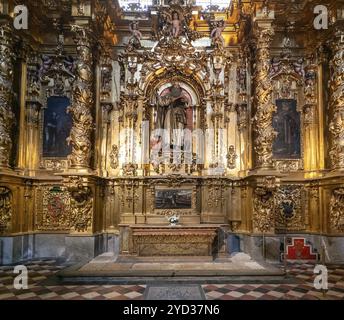 Segovia, Spanien, 7. April 2024: Detailansicht eines vergoldeten Altarstücks in einer Seitenkapelle der Kathedrale von Segovia, Europa Stockfoto