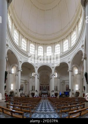 Xewkija, Malta, 20. Dezember 2023: Innenansicht des Mittelschiffs und der Kuppel der Rotunde der Xewkija-Kirche auf der Insel Gozo in Malta, Europa Stockfoto