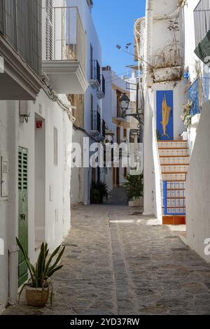 Ibiza, Spanien, 1. Februar 2024: Malerische Stadtstraße in der historischen Altstadt von Eivissa in Dalt Vila auf Ibiza, Europa Stockfoto