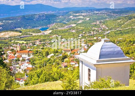 Dorf Hreljin oberhalb der Kvarner Bucht mit malerischem Blick Stockfoto