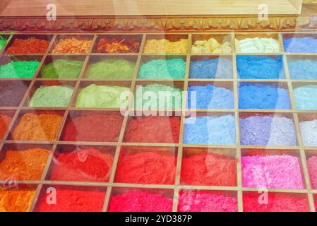 Helle und schöne bunte Farbe - Pulver im shop Fenster. Italien. Stockfoto