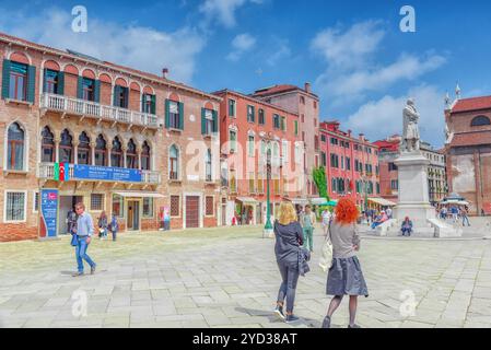 VENICA, Italien, 12. MAI 2017: Campo Santo Stefano ist eine Stadt in der Nähe der Ponte dell'Accademia, im Sestiere von San Marco, Venedig, Italien. Stockfoto