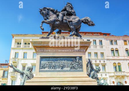 Ufer des Canal Grande mit Tourist in der Nähe von Dogenpalast. Die Victor Emmanuel II Monument (Monumento Nazionale a Vittorio Emanuele II). Italien. Stockfoto