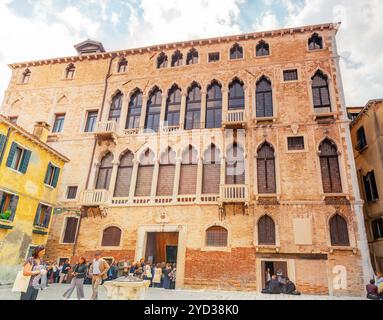 Venedig, Italien, 12. MAI 2017: die Menschen in der Nähe von Palazzo Fortuny (auch bekannt als Palazzo Pesaro degli Orfei) - ist ein Museum in San Marco, Venedig. Italien Stockfoto