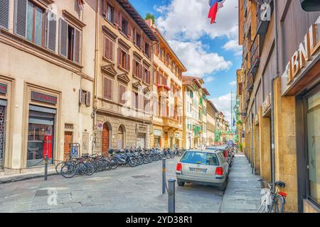 Florenz, Italien, 13. MAI 2017: Schöne Landschaft Stadt- und Historische Ansicht von Florenz - die Stadt der Renaissance am Fluss Arno, Straße, Tou Stockfoto