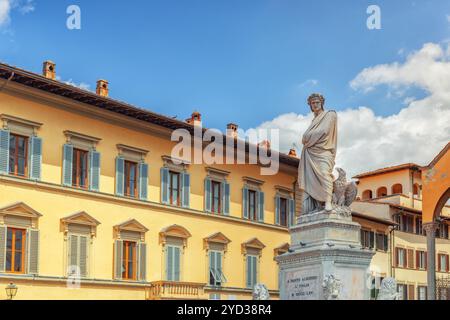 Denkmal für Dante Alighieri (Monumento a Dante Alighieri) am heiligen Kreuz Platz (Piazza di Santa Croce) in Florenz. Italien. Stockfoto