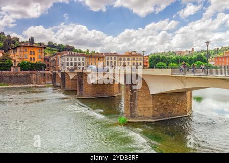 Florenz, Italien, 13. MAI 2017: Schöne Landschaft sehen Ufer des Arno, der Florenz - Brücke zu Thanksgiving (Ponte Alle Grazie). Italien. Stockfoto