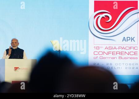 Neu Delhi, Indien. Oktober 2024. Narendra Modi, Premierminister Indiens, spricht während der Eröffnung der Asien-Pazifik-Konferenz der deutschen Wirtschaft (APK). Die APK wird zeitgleich mit den indisch-deutschen Regierungskonsultationen am 25. Oktober stattfinden. Quelle: Sebastian Christoph Gollnow/dpa/Alamy Live News Stockfoto