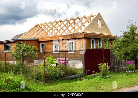 Bau eines neuen Dachs eines Holzhauses Stockfoto