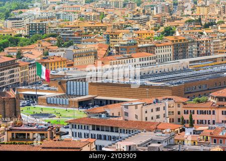 Schöne Landschaft über städtische und historische Ansicht des Florenz von Giottos Glockenturm. Haupt-Bahnhof Florenz - Firenze Santa Maria Nove Stockfoto