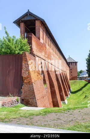 Rote Backsteinmauer des mittelalterlichen Kolomna Kreml, Russland Stockfoto
