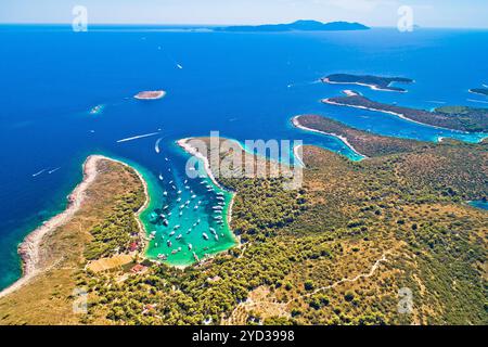 Panoramablick auf Palmizana, Segelbucht und türkisfarbener Strand auf den Pakleni Otoci Inseln Stockfoto