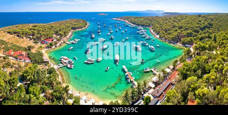 Panoramablick auf Palmizana, Segelbucht im Sommer und türkisfarbener Strand auf den Inseln Pakleni Otoci Stockfoto