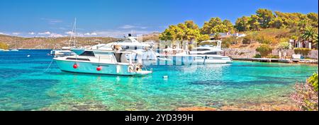 Sommerurlaub in der türkisfarbenen Bucht mit Panoramablick auf die Pakleni otoci Inseln Stockfoto