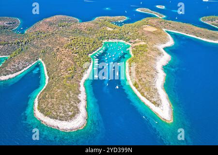 Panoramablick auf Palmizana, Segelbucht und türkisfarbener Strand auf den Pakleni Otoci Inseln Stockfoto