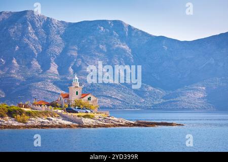 Leuchtturm von Sucuraj auf der Insel Hvar und Blick auf die Berge von Biokovo im Hintergrund Stockfoto