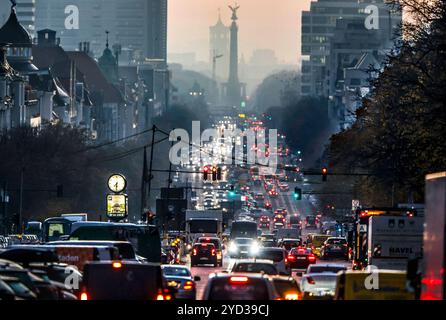 Berlin im Nebel verhangen zeigen sich die Wahrzeichen Berlins am stark befahrenen Kaiserdamm und Bismarckstraße zum morgendlichen Berufsverkehr, 24.10.2024. Berlin Berlin Deutschland *** Berlin Berlins Wahrzeichen am belebten Kaiserdamm und Bismarckstraße sind während der morgendlichen Hauptverkehrszeit, 24 10 2024 Berlin Berlin Deutschland, in Nebel gehüllt Stockfoto