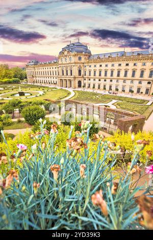 Würzburger Residenz und Blick auf die bunten Gärten Stockfoto