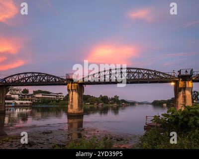 Brücke über den Fluss Kwai Sunset Kanchanaburi Thailand Stockfoto