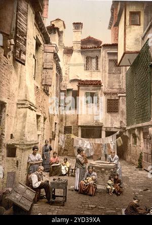 Alter venezianischer Innenhof, Venedig, Italien, historische, digital restaurierte Reproduktion eines Originals aus dem 19. Jahrhundert, Datum der Aufzeichnung nicht angegeben Stockfoto