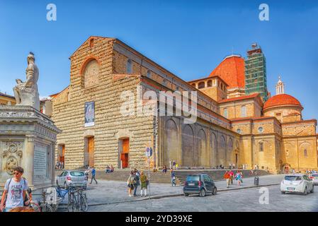 Florenz, Italien, 15. MAI 2017: Denkmal ein Giovanni delle Bande Nere in der Nähe von Basilica di San Lorenzo mit Menschen, Italien. Stockfoto