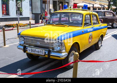 Samara, Russland - 12. Juni 2019: Alte sowjetische Polizei Auto Moskwitsch 412 geparkt an der Straße der Stadt Stockfoto