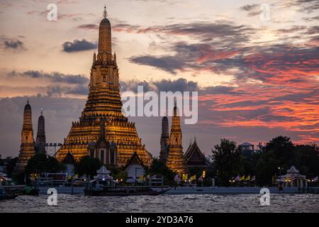 Sonnenuntergang über dem Wat arun, dem Tempel der Morgendämmerung in Bangkok Thailand Südostasien Stockfoto