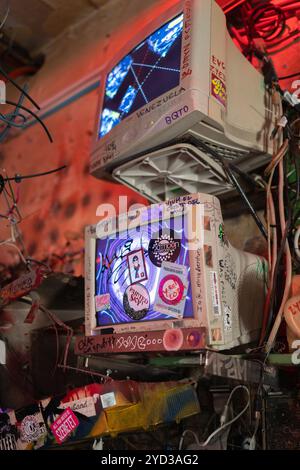 Alte, sperrige, aber immer noch funktionierende Monitore, Detail der Kreativität und Kunst mit weggeworfenen Objekten in Ruinen Bars in Budapest - Ungarn. Stockfoto
