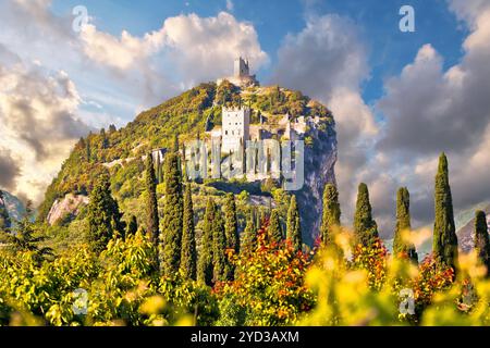 Arco Burgruinen auf Felsen über dem Gardasee Stockfoto