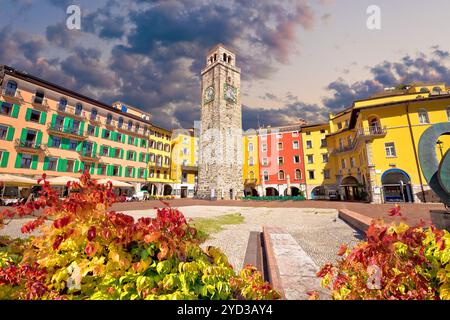 Farbenfroher italienischer Platz in Riva del Garda Stockfoto