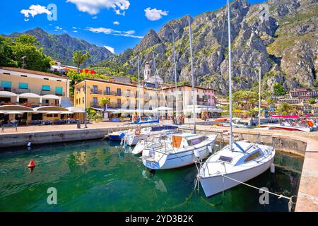 Idyllischer Hafen in Limone sul Garda, Stadt am Gardasee Stockfoto