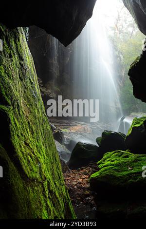 40 Fuß durch die enge Höhle zu sehen Stockfoto
