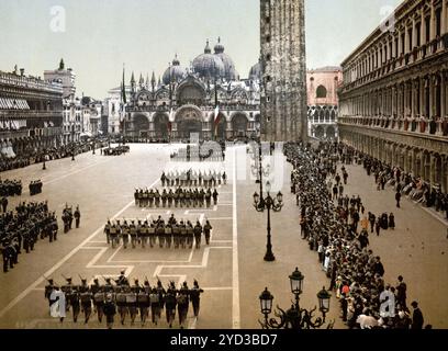 Militärische Rezension am Markusplatz, Venedig, Italien, historische, digital restaurierte Reproduktion eines Originals aus dem 19. Jahrhundert, Rekorddatum nicht angegeben Stockfoto