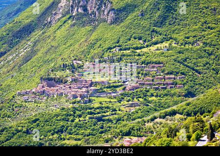 Idyllisches Dorf Piovere in den Dolomiten Alpen über dem Gardasee Stockfoto