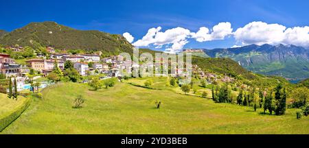 Idyllisches Dorf Vesio in den Dolomiten Alpen oberhalb von Limone sul Garda, Lombardei Region von Italien Stockfoto