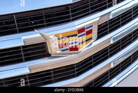 Nahaufnahme des Cadillac-Logos auf dem Auto Stockfoto