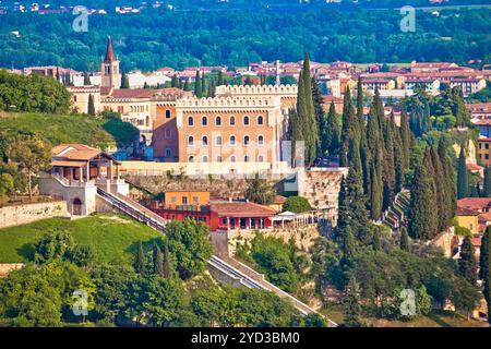 Verona. Castel San Pietro auf einem malerischen grünen Hügel mit Blick auf die historische Stadt Verona, Stockfoto