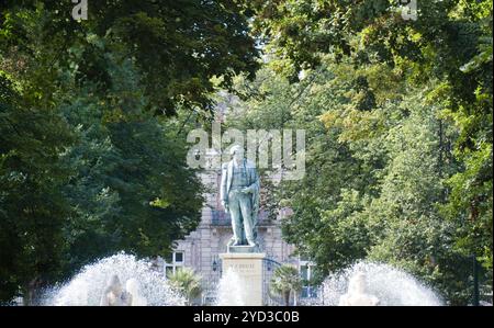 Brunnen und Statue von Admiral Bruat Stockfoto