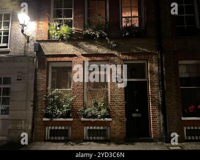 London, Großbritannien. Oktober 2024. Eine Fassade in Londons Old Queen Street. Quelle: Julia Kilian/dpa/Alamy Live News Stockfoto