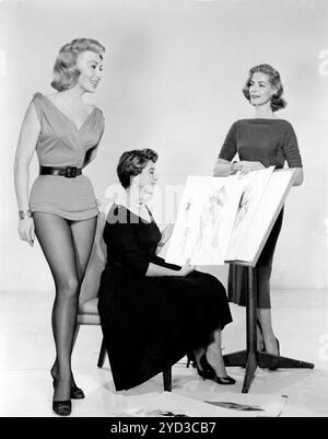 Kostümdesignerin HELEN ROSE (sitzend) mit DOLORES GRAU und LAUREN BACALL mit ihren Skizzen für die GESTALTUNG DER FRAU 1957 Regisseur VINCENTE MINNELLI Story vorgeschlagen von Helen Rose Schriftsteller George Wells Metro Goldwyn Mayer (MGM) Stockfoto