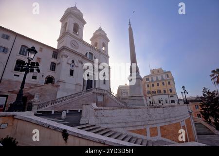 Die Kirche der Santissima TrinitÃ dei Monti oberhalb der Spanischen Treppe in Rom mit Blick auf den Morgensonnenaufgang Stockfoto