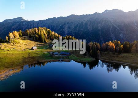 Sonnenaufgang am Duisitzkarsee, Alpensee bei Schladming umgeben von Bergen, Herbstfarben, goldenen Lärchen, Herbstlaub in Österreich Stockfoto