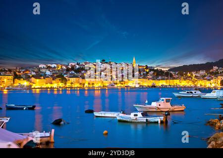 Insel Losinj. Abendblick auf die Stadt Mali Losinj am Wasser Stockfoto