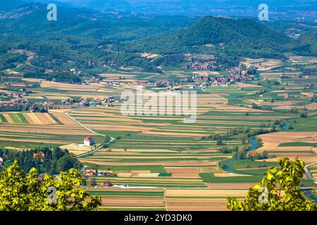 Hrvatsko Zagorje. Luftaufnahme des Bednja Flusstals und der Burg Bela. Natur unter Ivanscica Berg, Kroatien Stockfoto