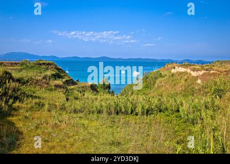 Insel Susak grüne Natur und türkisfarbene Segel Bucht Blick Stockfoto