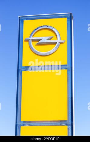 Samara, Russland - 20. März 2016: Opel-Händlerschild gegen den blauen Himmel. Opel ist ein deutscher Automobilhersteller Stockfoto