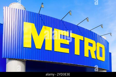 Samara, Russland - 22. März 2014: METRO-Logo an der Fassade eines Supermarkts. Eintritt zum Metro-Großhandelsmarkt Stockfoto