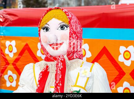 Samara, Russland - 18. Februar 2018: Feiertag der Fasching in Russland. Große Puppe für die Verbrennung als Symbol des Winters während der Maslenitsa oder Pancake Wee Stockfoto