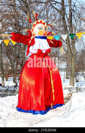 Samara, Russland - 18. Februar 2018: Feiertag der Fasching in Russland. Einweg-Shrovetide Puppe zum Brennen auf dem Winter Abschiedsfest M vorbereitet Stockfoto